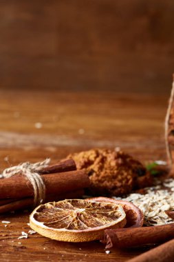 Çikolatalı Bisküvi, tarçın ve ahşap arka plan üzerinde kurutulmuş portakal ile Noel kompozisyon yakın çekim.