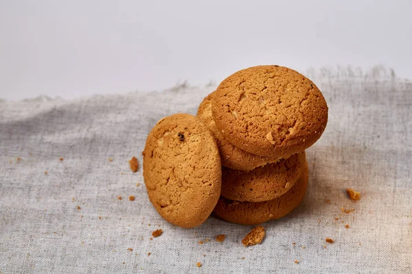 Pile de biscuits à l'avoine sur la serviette maison, gros plan, mise au point sélective . — Photo