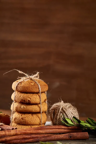 Tanımlama bilgileri, tarçın ve hafif ahşap arka plan üzerinde kurutulmuş portakal yığını ile Noel kompozisyon yakın çekim.