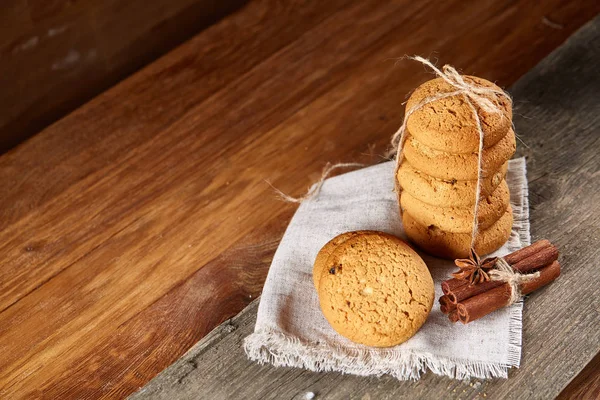 Tanımlama bilgileri, tarçın ve hafif ahşap arka plan üzerinde kurutulmuş portakal yığını ile Noel kompozisyon yakın çekim.