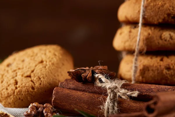 Tanımlama bilgileri, tarçın ve hafif ahşap arka plan üzerinde kurutulmuş portakal yığını ile Noel kompozisyon yakın çekim.
