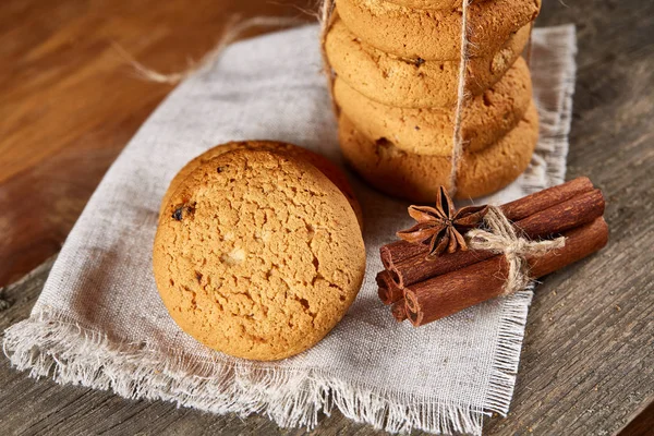 Tanımlama bilgileri, tarçın ve hafif ahşap arka plan üzerinde kurutulmuş portakal yığını ile Noel kompozisyon yakın çekim.