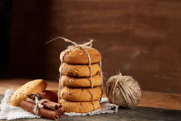 Tanımlama bilgileri, tarçın ve hafif ahşap arka plan üzerinde kurutulmuş portakal yığını ile Noel kompozisyon yakın çekim.