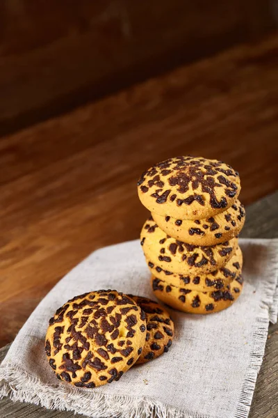 Çikolatalı kurabiye ülke tarzı, seçici odak beyaz saf peçete üzerinde yığılmış.