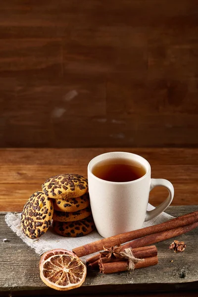 Xícara de biscoitos de chá e chocolate em guardanapo branco em estilo country, foco seletivo . — Fotografia de Stock