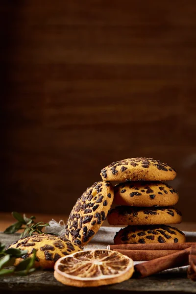 Tatlı bisküvi rustik ahşap arka plan, yakın çekim, seçici odak bir yuvarlak ahşap oturum yelpazesine.