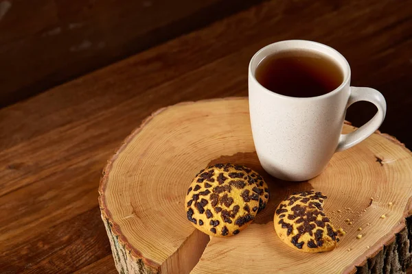 Beyaz fincan çay ve ülke tarzı ahşap arka plan, yakın çekim, seçici odak bir oturum tanımlama bilgileri