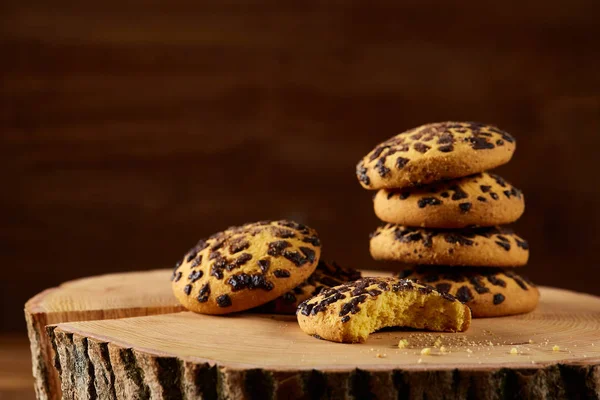 Tatlı bisküvi rustik ahşap arka plan, yakın çekim, seçici odak bir yuvarlak ahşap oturum yelpazesine.