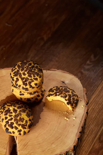 Tatlı bisküvi rustik ahşap arka plan, yakın çekim, seçici odak bir yuvarlak ahşap oturum yelpazesine.