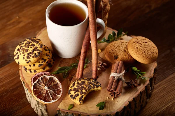 Bir fincan sıcak çay, kurabiye ve dekorasyon ahşap arka plan, seçici odak üzerinde bir oturum ile Noel kavramı