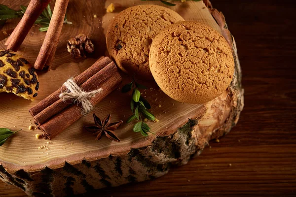 Noel çerezleri, tarçın ve kurutulmuş portakal bir günlük, yakın çekim, seçici odak ürün yelpazesine natürmort.