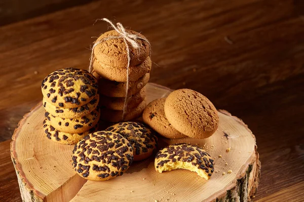 Noel çerezleri, tarçın ve kurutulmuş portakal bir günlük, yakın çekim, seçici odak ürün yelpazesine natürmort.