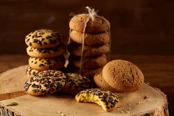 Noel çerezleri, tarçın ve kurutulmuş portakal bir günlük, yakın çekim, seçici odak ürün yelpazesine natürmort.