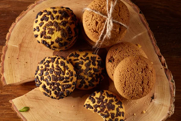 Noel çerezleri, tarçın ve kurutulmuş portakal bir günlük, yakın çekim, seçici odak ürün yelpazesine natürmort.