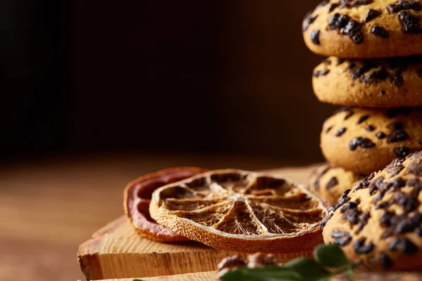 Noel çerezleri, tarçın ve kurutulmuş portakal bir günlük, yakın çekim, seçici odak ürün yelpazesine natürmort.