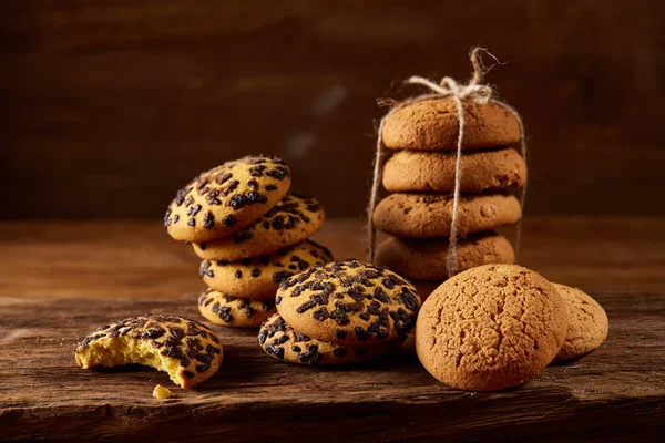 Noel çerezleri, tarçın ve kurutulmuş portakal bir günlük, yakın çekim, seçici odak ürün yelpazesine natürmort.