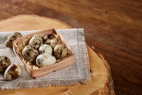 Yumurtalar bıldırcın kutusunun kompozisyon yumurta bir günlük saf bir peçeteye üzerinde ahşap arka plan üzerinde Üstten Görünüm