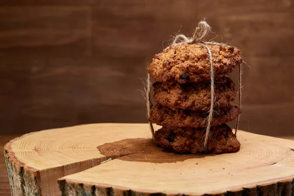 Çikolata Bisküvi bir yuvarlak ahşap oturum rustik ahşap arka plan, yakın çekim, seçici odak grup.