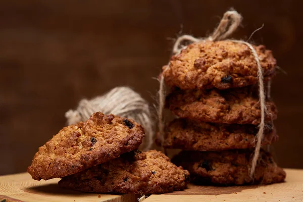 Çikolata Bisküvi bir yuvarlak ahşap oturum rustik ahşap arka plan, yakın çekim, seçici odak grup.