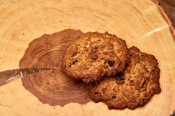 Çikolata Bisküvi bir yuvarlak ahşap oturum rustik ahşap arka plan, yakın çekim, seçici odak grup.