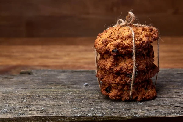 Çikolata Bisküvi bir yuvarlak ahşap oturum rustik ahşap arka plan, yakın çekim, seçici odak grup.