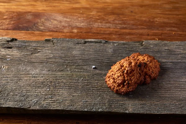 Çikolata Bisküvi bir yuvarlak ahşap oturum rustik ahşap arka plan, yakın çekim, seçici odak grup.