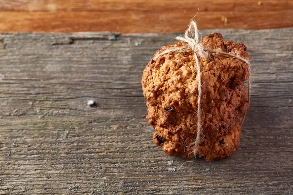 Çikolata Bisküvi bir yuvarlak ahşap oturum rustik ahşap arka plan, yakın çekim, seçici odak grup.