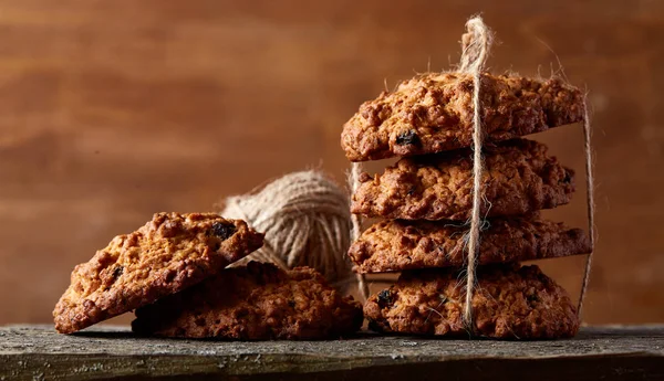 Çikolata Bisküvi bir yuvarlak ahşap oturum rustik ahşap arka plan, yakın çekim, seçici odak grup.