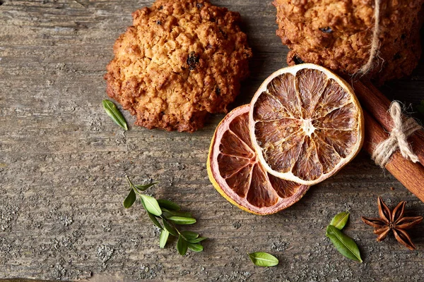 Çikolatalı Bisküvi, tarçın ve ahşap arka plan üzerinde kurutulmuş portakal ile Noel kompozisyon yakın çekim.