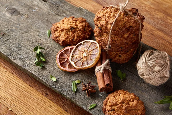 Çikolatalı Bisküvi, tarçın ve ahşap arka plan üzerinde kurutulmuş portakal ile Noel kompozisyon yakın çekim.
