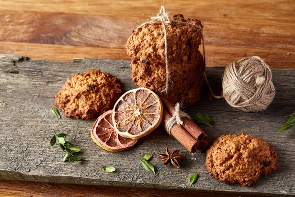 Çikolatalı Bisküvi, tarçın ve ahşap arka plan üzerinde kurutulmuş portakal ile Noel kompozisyon yakın çekim.