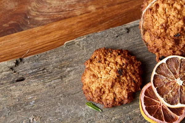 Çikolatalı Bisküvi, tarçın ve ahşap arka plan üzerinde kurutulmuş portakal ile Noel kompozisyon yakın çekim.