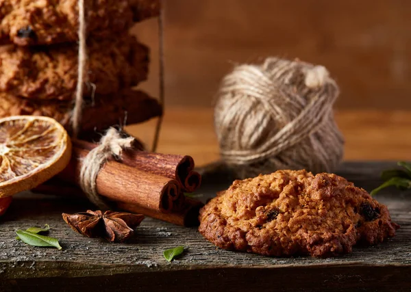 Çikolatalı Bisküvi, tarçın ve ahşap arka plan üzerinde kurutulmuş portakal ile Noel kompozisyon yakın çekim.