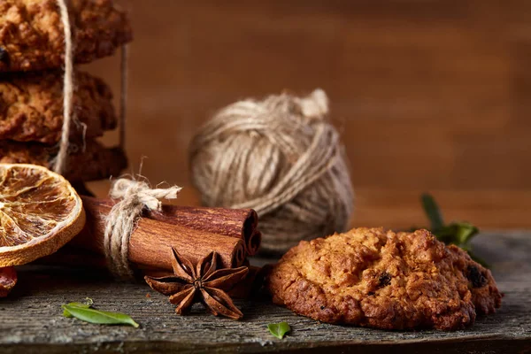 Çikolatalı Bisküvi, tarçın ve ahşap arka plan üzerinde kurutulmuş portakal ile Noel kompozisyon yakın çekim.