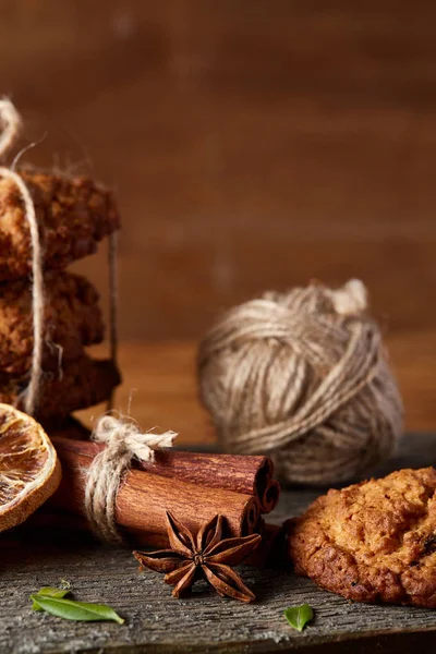 Çikolatalı Bisküvi, tarçın ve ahşap arka plan üzerinde kurutulmuş portakal ile Noel kompozisyon yakın çekim.