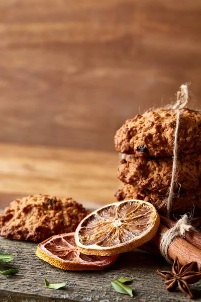 Çikolatalı Bisküvi, tarçın ve ahşap arka plan üzerinde kurutulmuş portakal ile Noel kompozisyon yakın çekim.