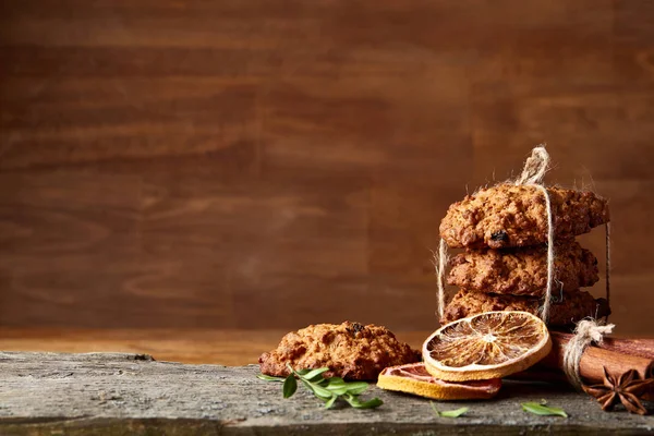 Çikolatalı Bisküvi, tarçın ve ahşap arka plan üzerinde kurutulmuş portakal ile Noel kompozisyon yakın çekim.