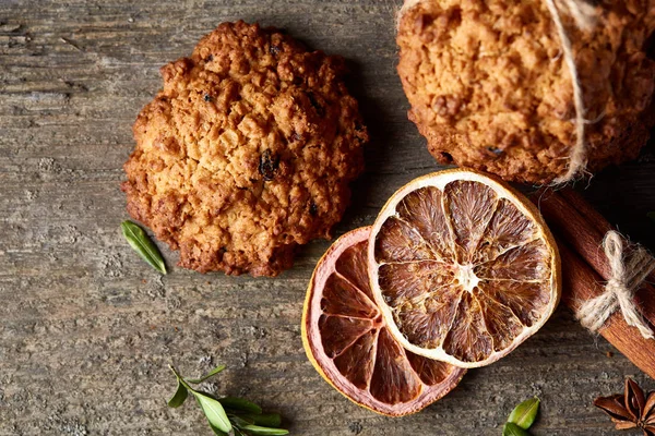 Çikolatalı Bisküvi, tarçın ve ahşap arka plan üzerinde kurutulmuş portakal ile Noel kompozisyon yakın çekim.