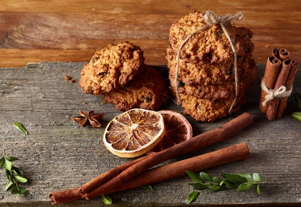 Yulaf ezmesi, çikolata bisküvi ve Baharatlar, ahşap arka plan, yakın çekim, seçici odak Noel kompozisyonu.