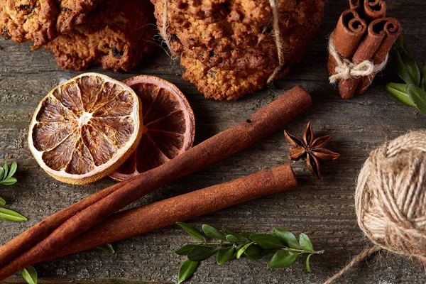 Yulaf ezmesi, çikolata bisküvi ve Baharatlar, ahşap arka plan, yakın çekim, seçici odak Noel kompozisyonu.
