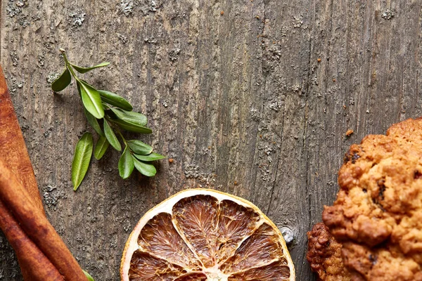 Yulaf ezmesi, çikolata bisküvi ve Baharatlar, ahşap arka plan, yakın çekim, seçici odak Noel kompozisyonu.