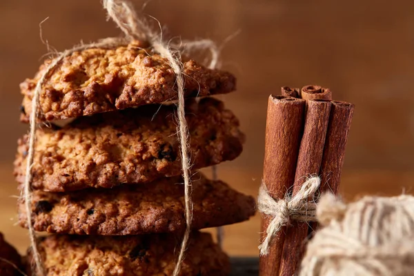 Yulaf ezmesi, çikolata bisküvi ve Baharatlar, ahşap arka plan, yakın çekim, seçici odak Noel kompozisyonu.