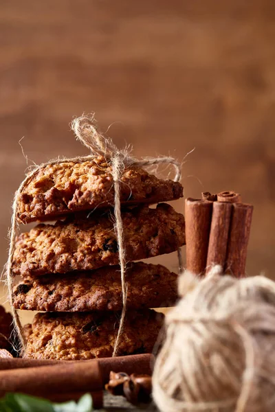 Yulaf ezmesi, çikolata bisküvi ve Baharatlar, ahşap arka plan, yakın çekim, seçici odak Noel kompozisyonu.