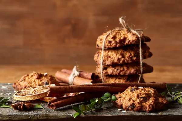 Yulaf ezmesi, çikolata bisküvi ve Baharatlar, ahşap arka plan, yakın çekim, seçici odak Noel kompozisyonu.