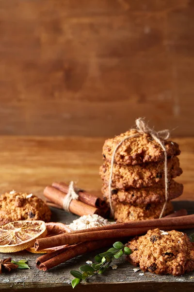 Yulaf ezmesi, çikolata bisküvi ve Baharatlar, ahşap arka plan, yakın çekim, seçici odak Noel kompozisyonu.