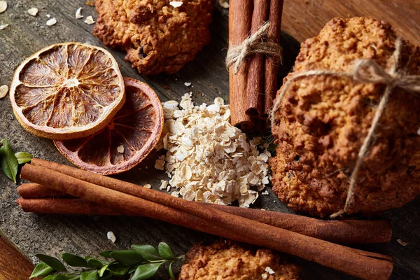 Yulaf ezmesi, çikolata bisküvi ve Baharatlar, ahşap arka plan, yakın çekim, seçici odak Noel kompozisyonu.