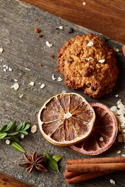 Yulaf ezmesi, çikolata bisküvi ve Baharatlar, ahşap arka plan, yakın çekim, seçici odak Noel kompozisyonu.