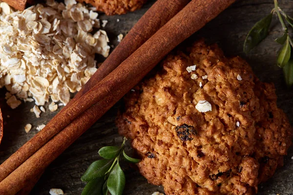 Çikolatalı Bisküvi, tarçın ve ahşap arka plan üzerinde kurutulmuş portakal ile Noel kompozisyon yakın çekim.