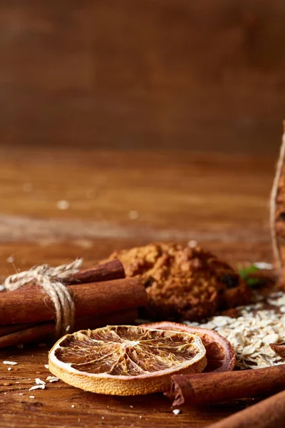 Çikolatalı Bisküvi, tarçın ve ahşap arka plan üzerinde kurutulmuş portakal ile Noel kompozisyon yakın çekim.