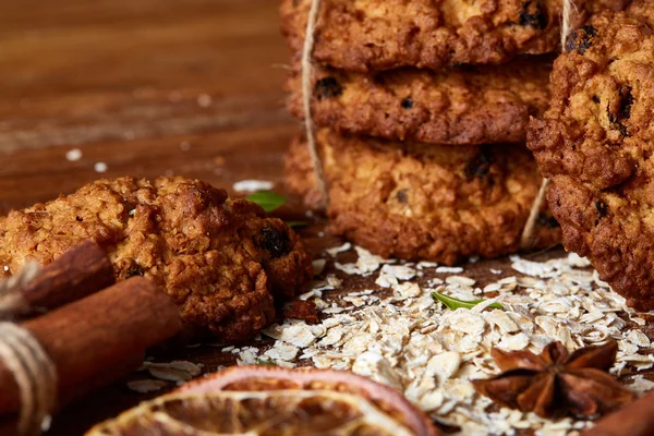 Çikolatalı Bisküvi, tarçın ve ahşap arka plan üzerinde kurutulmuş portakal ile Noel kompozisyon yakın çekim.